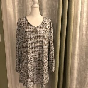 Lularoe Woman’s Top Blouse Tunic Longsleeve Black/White Print V-Neck Size XL
